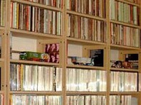 Auschnitt einer sehr großen CD Regalwand für über 6000 cds  MDF und Korkboden passen hier harmonisch zusammen. Die unlackierten MDF Platten passen wegen Ihrer recht neutral beigen Farbe sehr gut zu allen möglichen Holzarten. Durch die sehr fein geschliffenen Oberfläche ist das Regal auch sehr leicht zu reinigen.